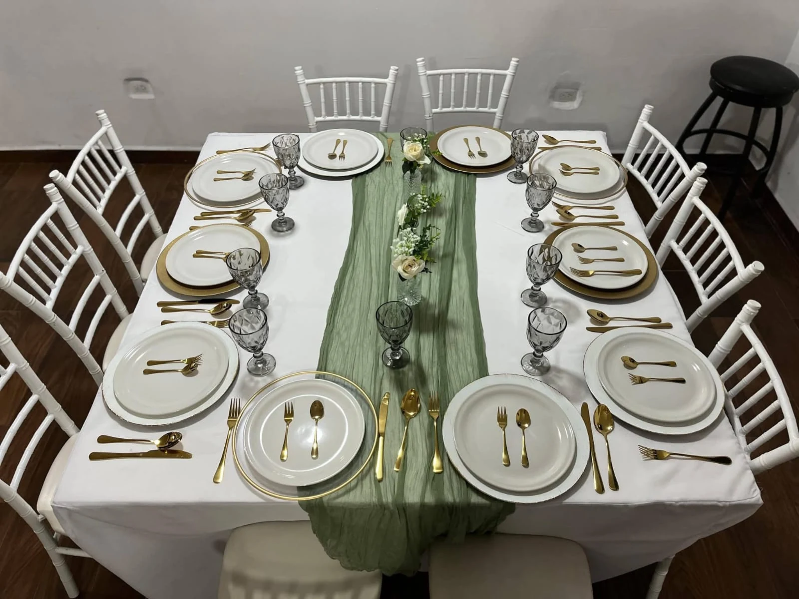 Mesa cuadrada montada para evento