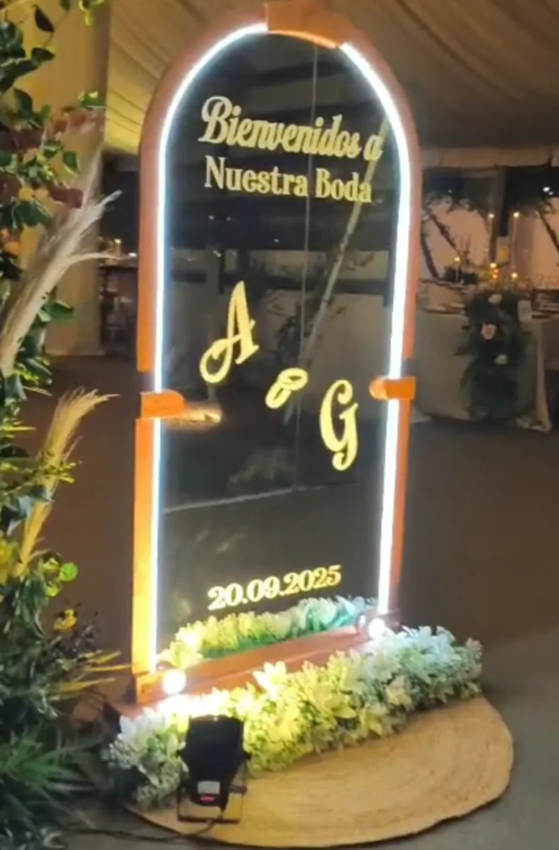 Espejo de bienvenida iluminado