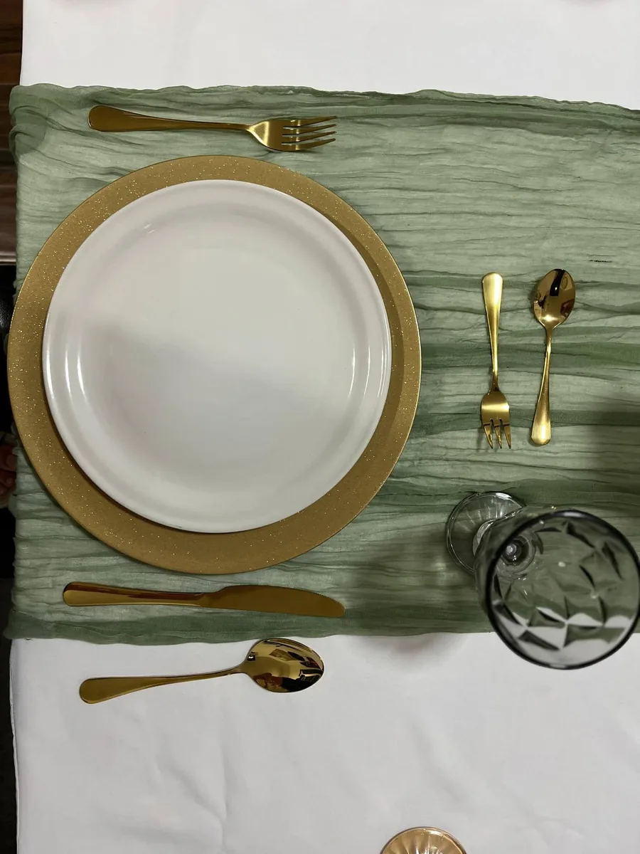 Loza blanca con cubiertos dorados