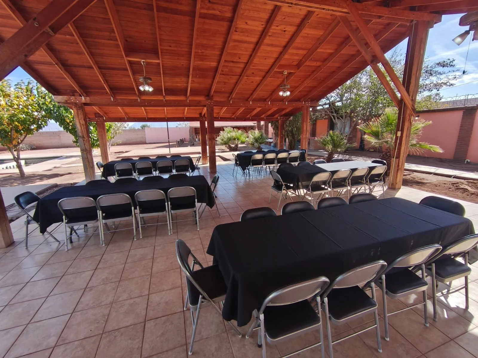 Mesa rectangular montada para evento