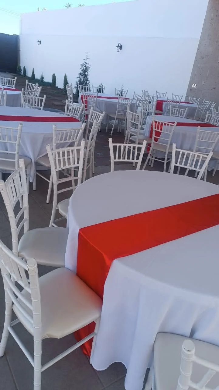 Mesa redonda montada para evento